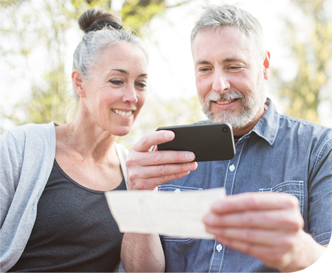 couple using mobile deposit